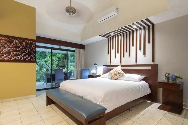 DI SUITE - Kitchen & 1 King Bed