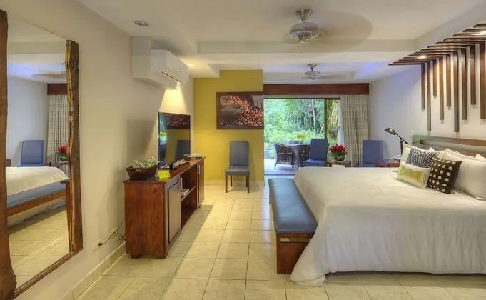 DI SUITE - Kitchen & 1 King Bed