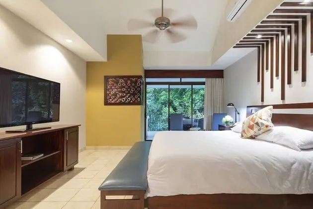 DI SUITE - Kitchen & 1 King Bed