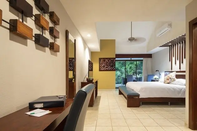 DI SUITE - Kitchen & 1 King Bed