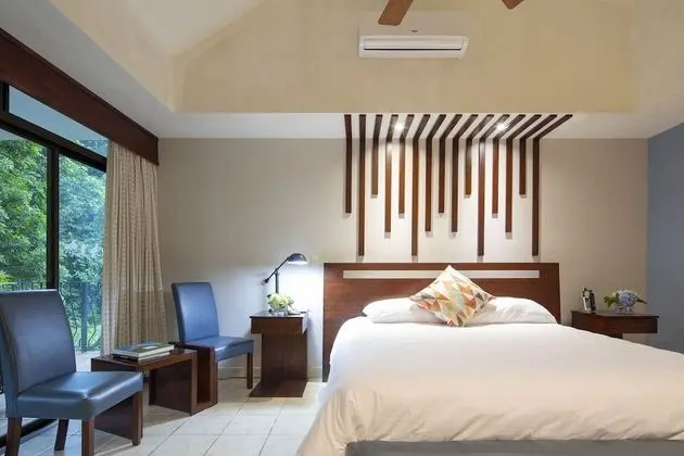 DI SUITE - Kitchen & 1 King Bed