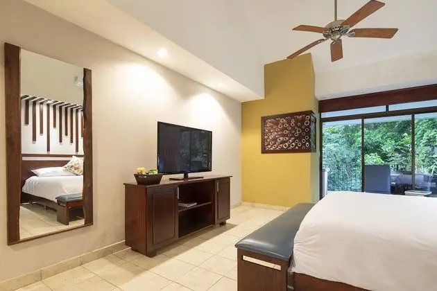 DI SUITE - Kitchen & 1 King Bed