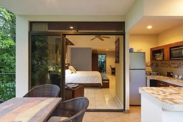 DI SUITE - Kitchen & 1 King Bed