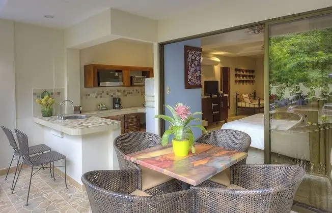 DI SUITE - Kitchen & 1 King Bed