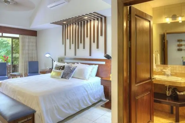 DI SUITE - Kitchen & 1 King Bed