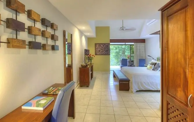 DI SUITE - Kitchen & 1 King Bed