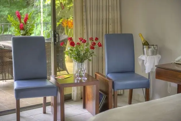 DI SUITE - Kitchen & 1 King Bed