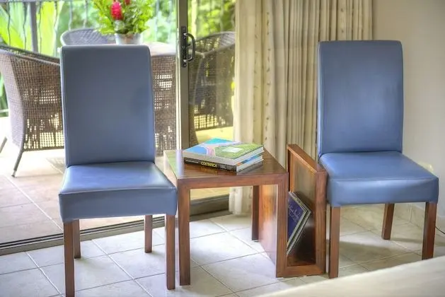 DI SUITE - Kitchen & 1 King Bed