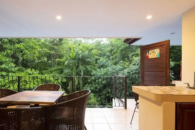 DI SUITE - Kitchen & 1 King Bed