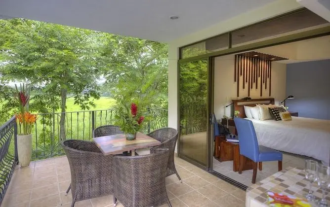 DI SUITE - Kitchen & 1 King Bed