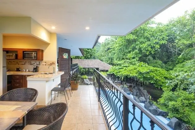 DI SUITE - Kitchen & 1 King Bed