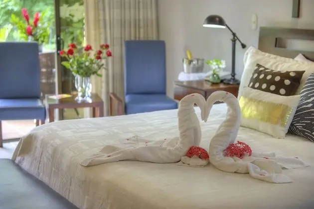 DI SUITE - Kitchen & 1 King Bed