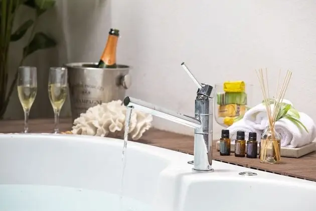 KAL SUITE - Private Jacuzzi & 1 King Bed