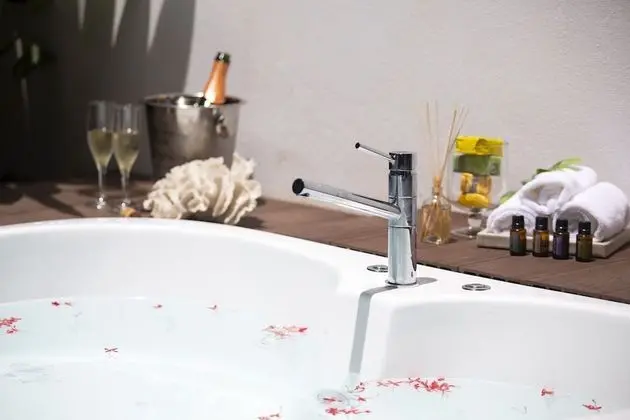 KAL SUITE - Private Jacuzzi & 1 King Bed