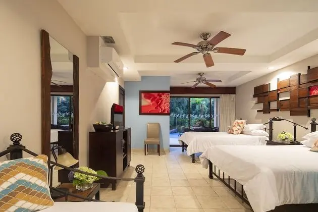 YAMIPA SUITE - Kitchen & 2 Queen Beds