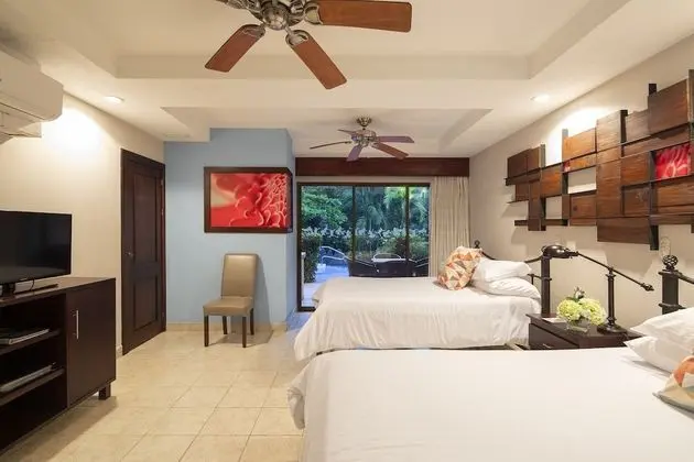 YAMIPA SUITE - Kitchen & 2 Queen Beds