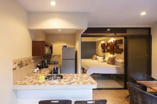 YAMIPA SUITE - Kitchen & 2 Queen Beds