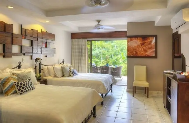 YAMIPA SUITE - Kitchen & 2 Queen Beds