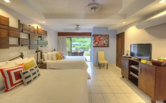 YAMIPA SUITE - Kitchen & 2 Queen Beds