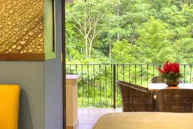 YAMIPA SUITE - Kitchen & 2 Queen Beds