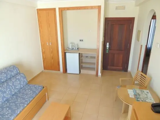 Üç Kişilik Oda (salón)