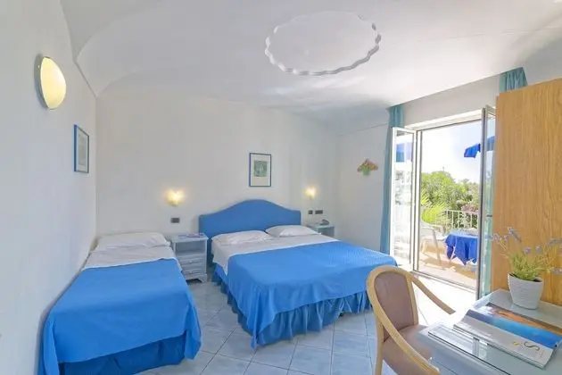 Tek Büyük veya İki Ayrı Yataklı Oda, Balkon, Deniz Manzaralı