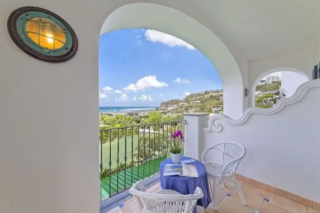 Tek Büyük veya İki Ayrı Yataklı Oda, Balkon, Deniz Manzaralı