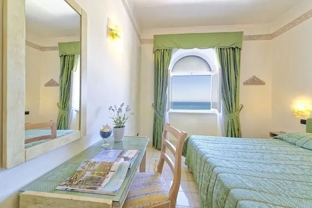 Tek Büyük veya İki Ayrı Yataklı Oda, Deniz Manzaralı