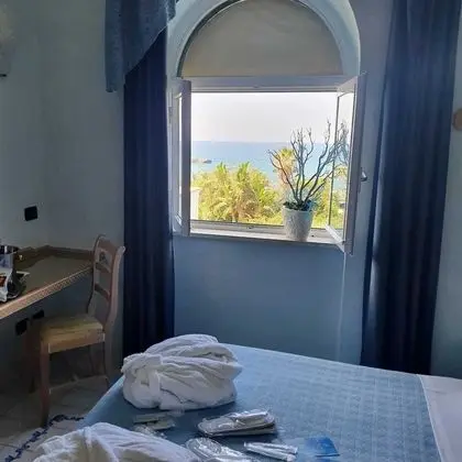 Tek Büyük veya İki Ayrı Yataklı Oda, Deniz Manzaralı