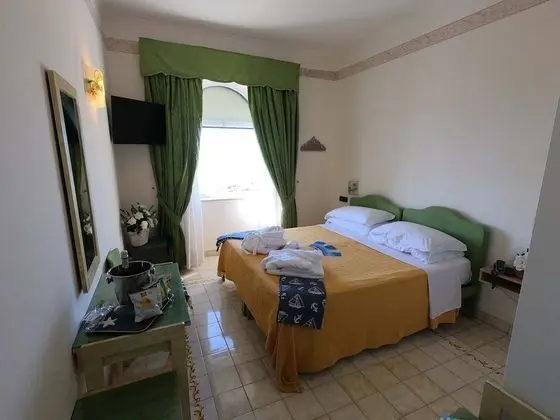 Tek Büyük veya İki Ayrı Yataklı Oda, Deniz Manzaralı