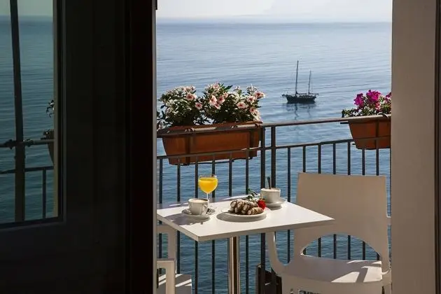 Superior Büyük Yataklı Tek Kişilik Oda, Balkon, Deniz Manzaralı