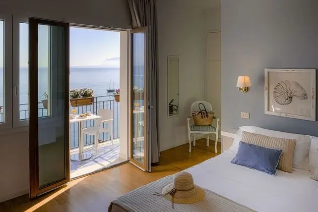 Superior Büyük Yataklı Tek Kişilik Oda, Balkon, Deniz Manzaralı