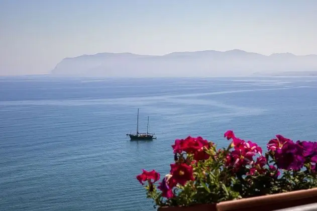 Superior Büyük Yataklı Tek Kişilik Oda, Balkon, Deniz Manzaralı