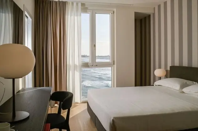 Tek Büyük veya İki Ayrı Yataklı Oda, Deniz Manzaralı