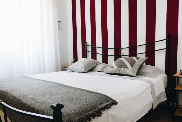 Tek Büyük Yataklı Oda, Ortak Banyo, Kısmi Deniz Manzaralı