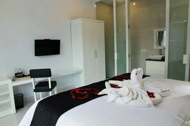 Deluxe Tek Büyük Yataklı Oda, 1 Yatak Odası, Havuz Manzaralı, Havuz Kenarı