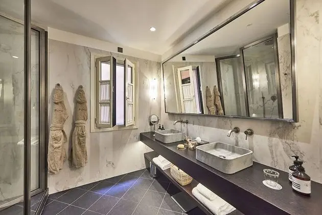Luxury Oda