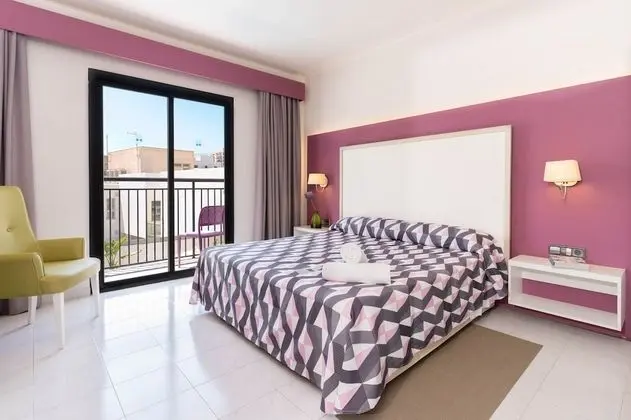 Comfort Tek Büyük Yataklı Oda, Balkon, Havuz Manzaralı