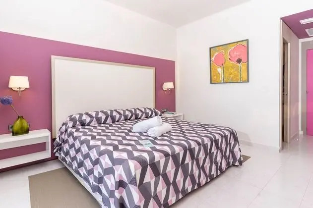 Comfort Tek Büyük Yataklı Oda, Balkon, Havuz Manzaralı
