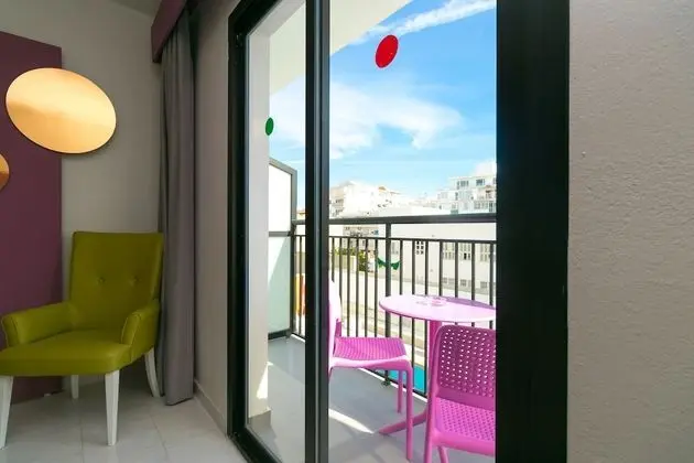 Comfort Tek Büyük Yataklı Oda, Balkon, Havuz Manzaralı