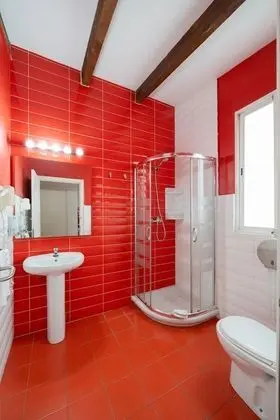 Tek Büyük Yataklı Oda, Ortak Banyo