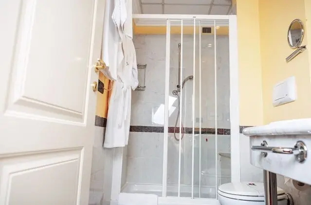 Comfort Tek Büyük veya İki Ayrı Yataklı Oda