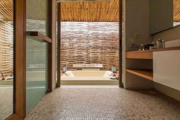 Oceanbed Jacuzzi Villa