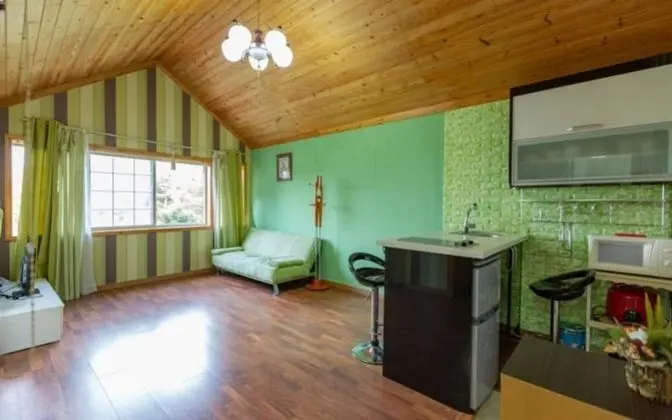 Oda (Green (family room))