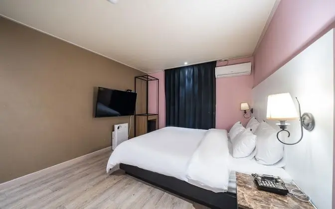 Oda (Stadanrd room ( Netflix available ces)
