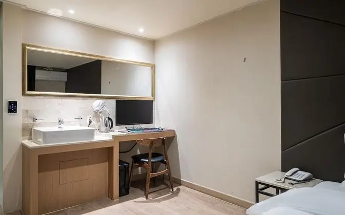 Oda (Stadanrd room ( Netflix available ces)