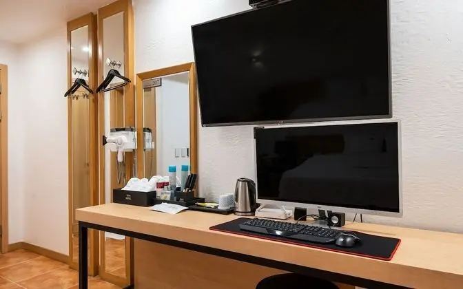Oda (Standard (50-inch TV Netflix Availabl)