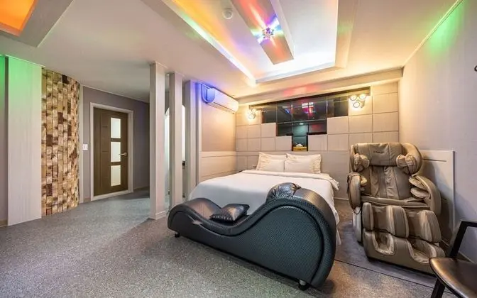 Oda (VIP suite (75 inches TV massage chair)