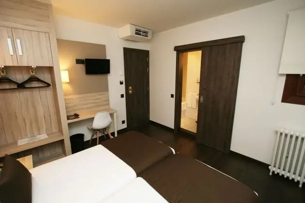 Tek Büyük veya İki Ayrı Yataklı Oda, Penceresiz (Interior)