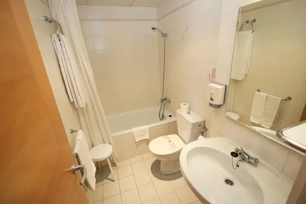 Tek Büyük veya İki Ayrı Yataklı Oda, Penceresiz (Interior)
